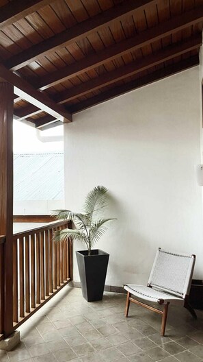 Comfort Room, 1 Queen Bed | Living area
