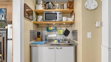 Fridge, microwave, oven, coffee/tea maker