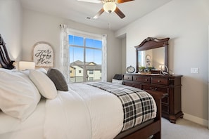 2 bedrooms, desk, iron/ironing board, travel cot - Serene Retreat with Hot Tub, Sauna, Pool & Gym (Windsor)