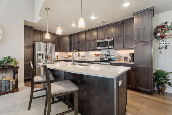 Réfrigérateur, micro-ondes, four, plaque de cuisson