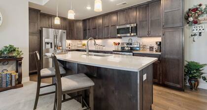 Serene Retreat with Hot Tub, Sauna, Pool & Gym