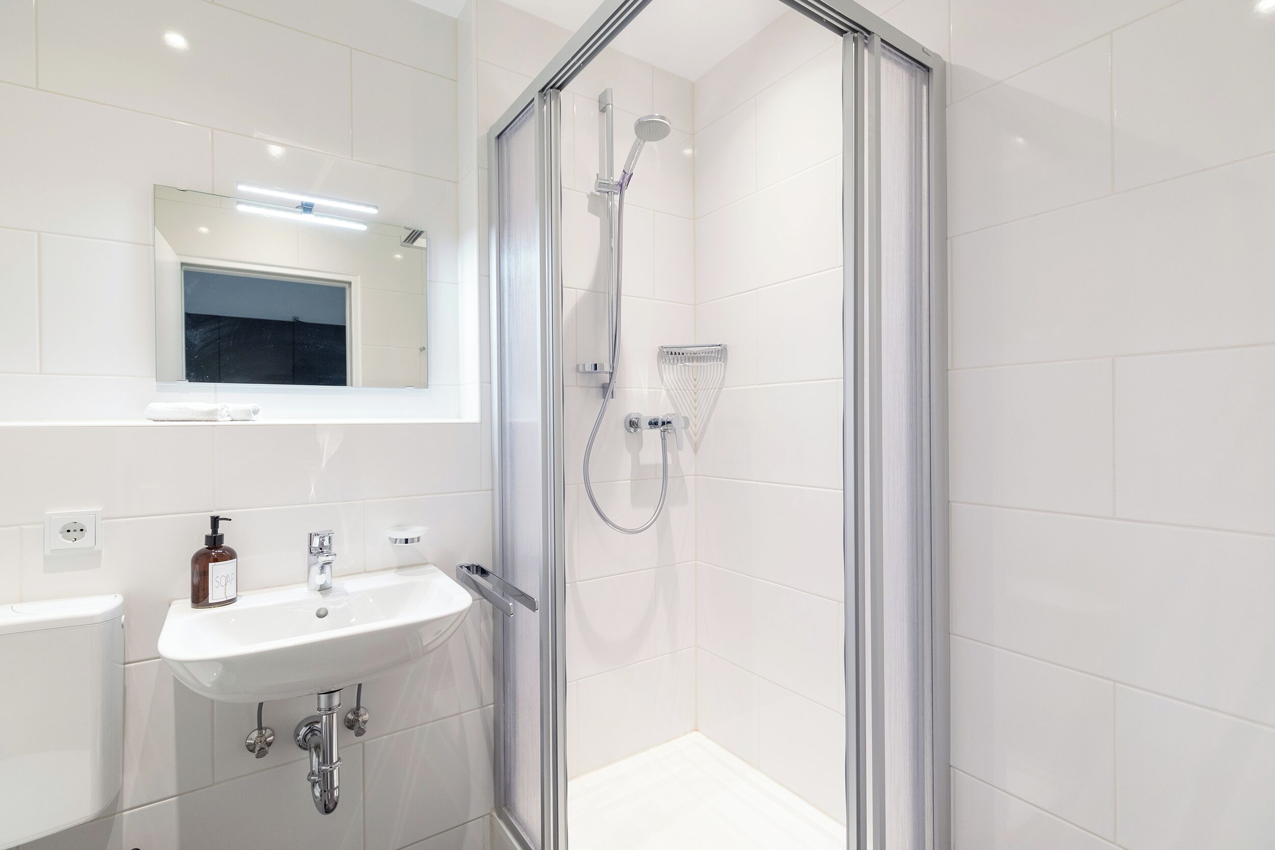 Dusche, Haartrockner, Handtücher, Seife