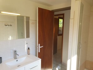 Een douche, een haardroger, handdoeken