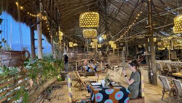 Comfort-Doppelzimmer, 1 Doppelbett, Nichtraucher, Bergblick | Wohnbereich | BĂŒcher