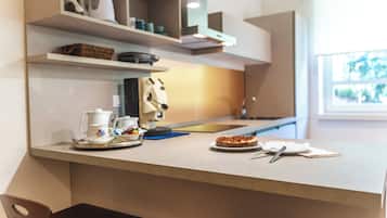 Geladeira, micro-ondas, fogão, lava-louças