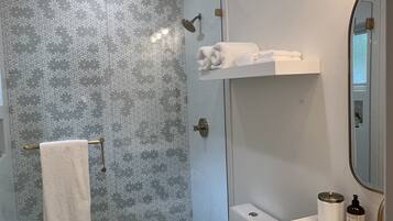 SĂšche-cheveux, serviettes fournies, savon, shampoing