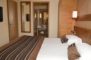 2 bedrooms, WiFi, bed sheets - 5th floor, view ski slopes, fitness, swimming pool, balcony, fireplace or stove, parking, tv (Flaine)
