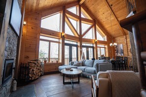 Smart TV, lareira, pebolim, livros