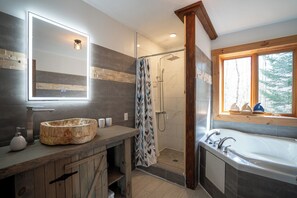 Douche, sèche-cheveux, serviettes fournies, savon