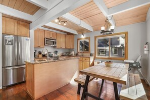 Køleskab, mikrobølgeovn, ovn, kogeplade