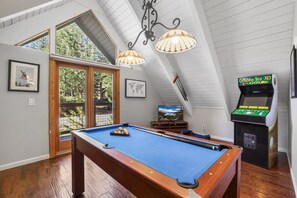 Games room - Cozy Cabin on Brule - Hot Tub, Jungle Gym & Games (South Lake Tahoe)
