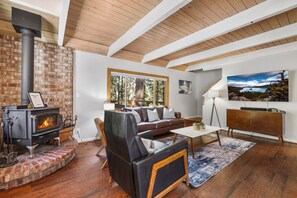 Smart TV, fireplace - Cozy Cabin on Brule - Hot Tub, Jungle Gym & Games (South Lake Tahoe)