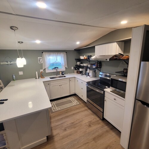 Eagle Point-Cozy Lake living House and Cottage. Family, pets and your boat.