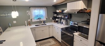 Eagle Point-Cozy Lake living House and Cottage. Family, pets and your boat.