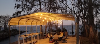 Eagle Point-Cozy Lake living House and Cottage. Family, pets and your boat.