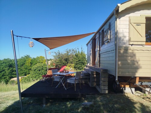 TRAILER IN THE DROME PROVENCALE REGION, FACING THE VENTOUX