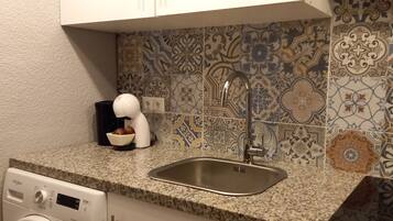 Superior studio | Privékeuken | Een koelkast met diepvriezer, een microgolfoven, een oven, een kookplaat