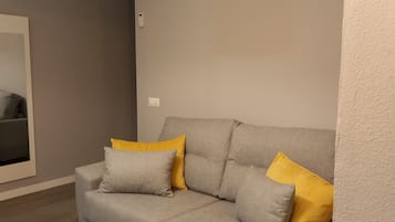 Studio Supérieur | Coin séjour | Télévision à écran plat de 50 pouces avec chaînes numériques, Netflix