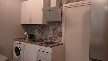 Suite estudio familiar | Cocina privada | Frigorífico grande, microondas, horno y placa de cocina