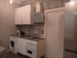 Refrigerador con freezer, microondas, horno, placa de cocina