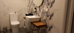 Studio Superior | Phòng tắm | Buồng tắm vòi sen, máy sấy tóc, khăn tắm, xà phòng