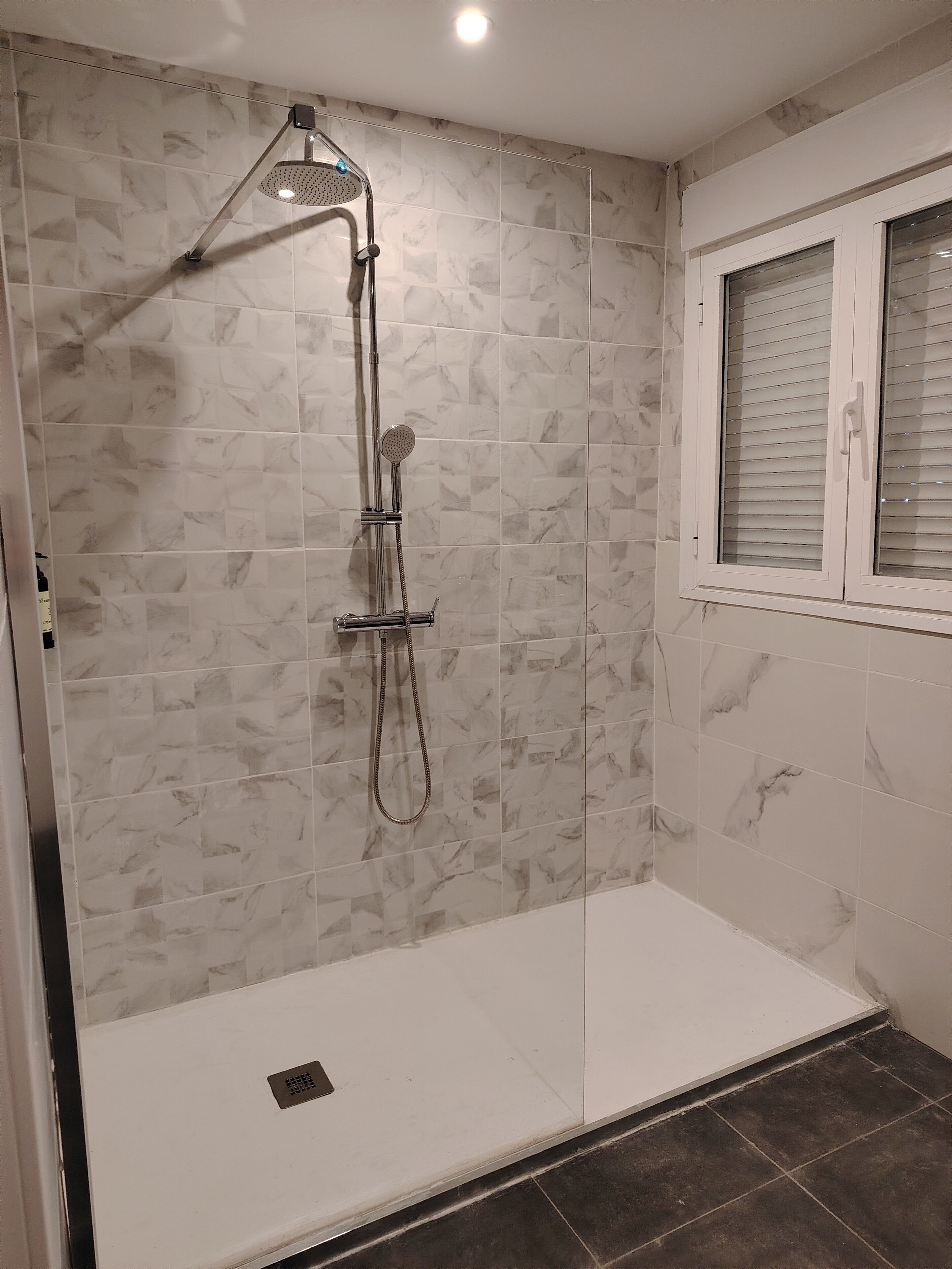 Superior studio | Badkamer | Een douche, een haardroger, handdoeken, zeep
