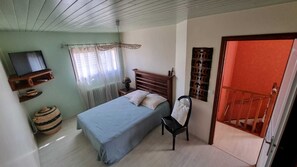 3 soverom, skrivebord, strykejern/-brett og reiseseng for barn