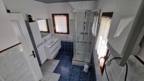 Een douche, een bubbelbad, een haardroger, handdoeken