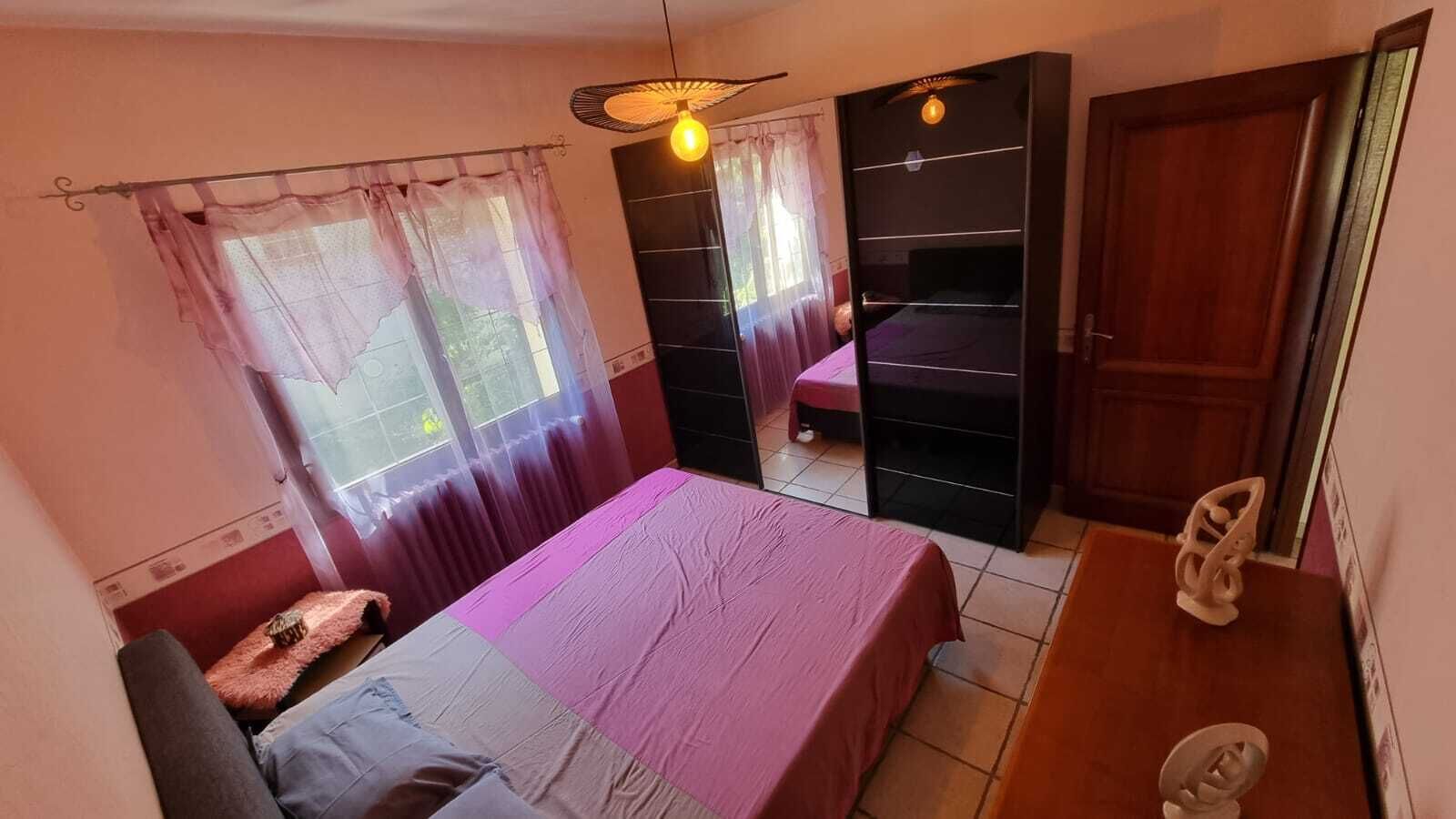 Une chambre à coucher avec un lit, une armoire, un bureau et une chaise.