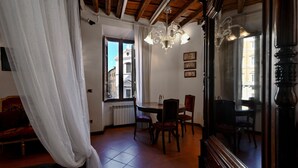 Ein Essbereich mit Tisch, Stühlen und einer Chandelüster.