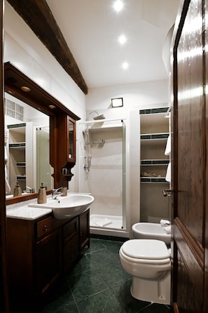 Comfort Room, City View | Bathroom | Free toiletries, hair dryer - Vicolo dell'Aquila- Residenze Romanae (Rome)