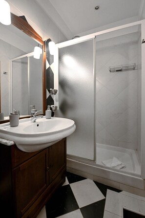Deluxe-Zimmer, Stadtblick | Badezimmer | Kostenlose Toilettenartikel, Haartrockner