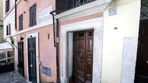 Ein Gebäude mit einem Schild, auf dem "R. Vicoio dell'Aquila" und die Zahl "15" an der Wand steht.