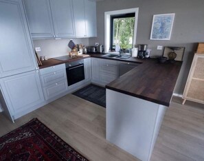 Oven, dishwasher, paper towels