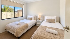 3 dormitorios, tabla de planchar con plancha, wifi gratis y ropa de cama