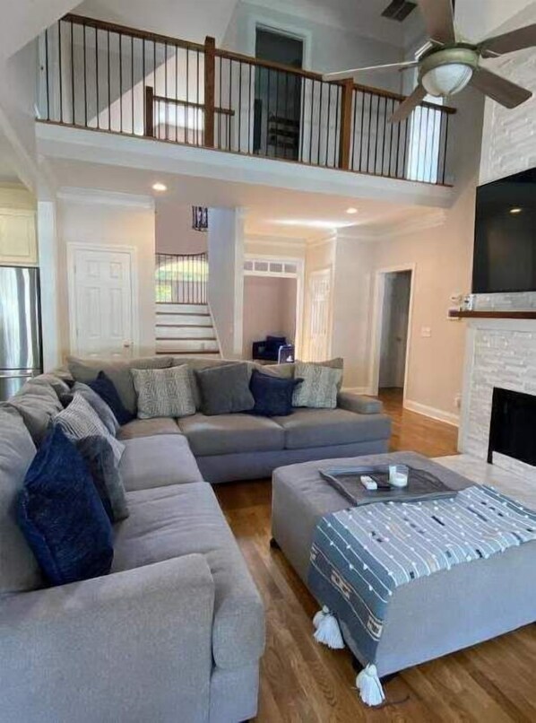 Fireplace - Luxury Family Getaway Nearby Trilith Studios (Fayetteville)