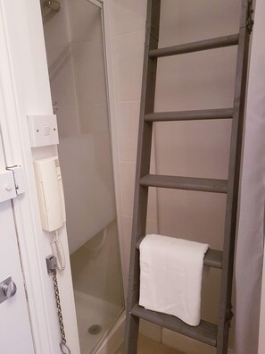 Assecador de cabells, tovalloles, sabó i paper higiènic 