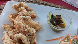 A plate with fried chicken, a small bowl of sauce, and a side salad. - BELLE ÉTOILE OCEAN (Rodrigues Island)