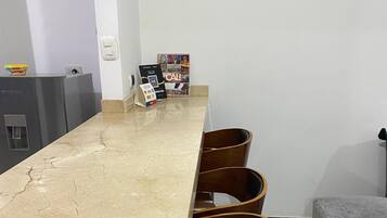 Habitación económica | Área de sala de estar | Smart TV de 32 pulgadas con canales digitales y Netflix