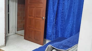 Departamento clásico | Área de sala de estar | Smart TV de 32 pulgadas con canales digitales y Netflix