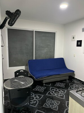 Appartement Confort | Coin séjour | TV connectée de 32 pouces avec chaînes numériques, Netflix