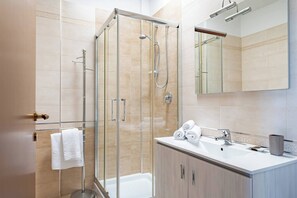 Shower, hair dryer, towels, soap - Cintioni a Mare 2 E - YourPlace Abruzzo (San Vito Chietino)