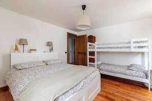 2 bedrooms, in-room safe, travel cot, free WiFi