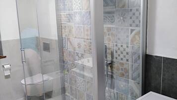 Doccia, asciugacapelli, bidet, asciugamani