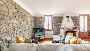 Smart TV, caminetto, videogiochi, lettore DVD