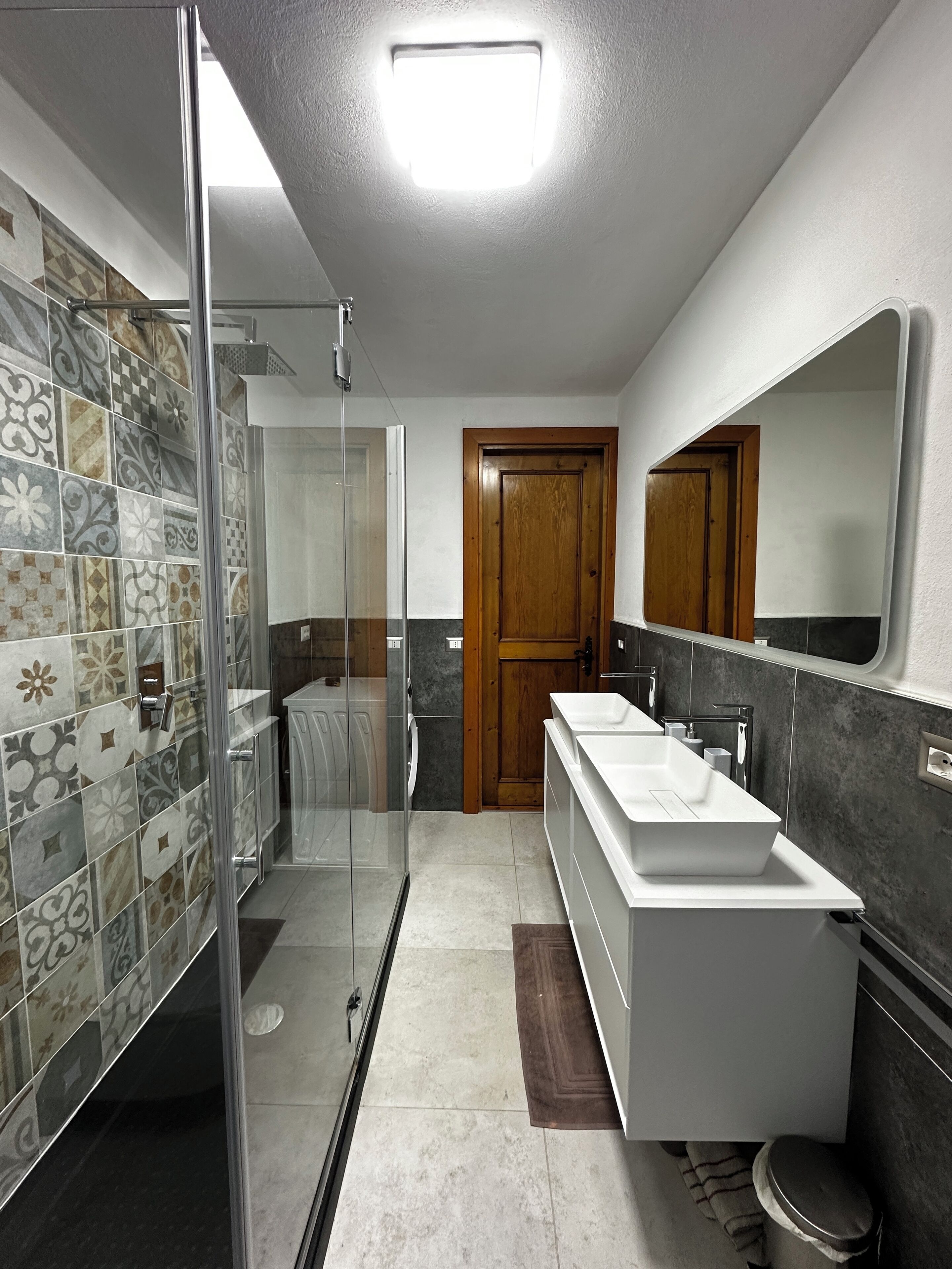 Douche, sèche-cheveux, bidet, serviettes fournies