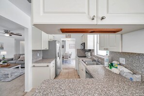 Kjøleskap, mikrobølgeovn, ovn og kokeplater