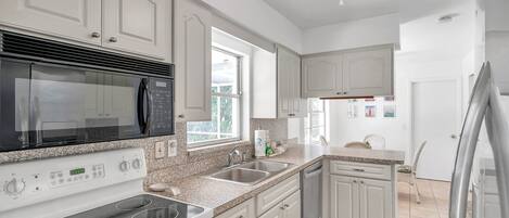 Frigorífico, microondas, horno y placa de cocina