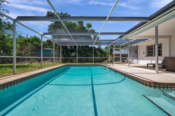 Una piscina al aire libre, una piscina climatizada