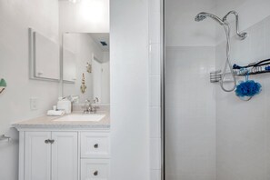 Dusche, Haartrockner, Handtücher, Seife